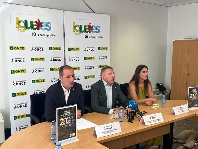 El delegado de la ONCE en Andalucía, Ceuta y Melilla presenta el balance de la actividad social y económica del Grupo Social ONCE, junto con el director de la ONCE en Málaga y la vicepresidenta del Consejo Territorial.