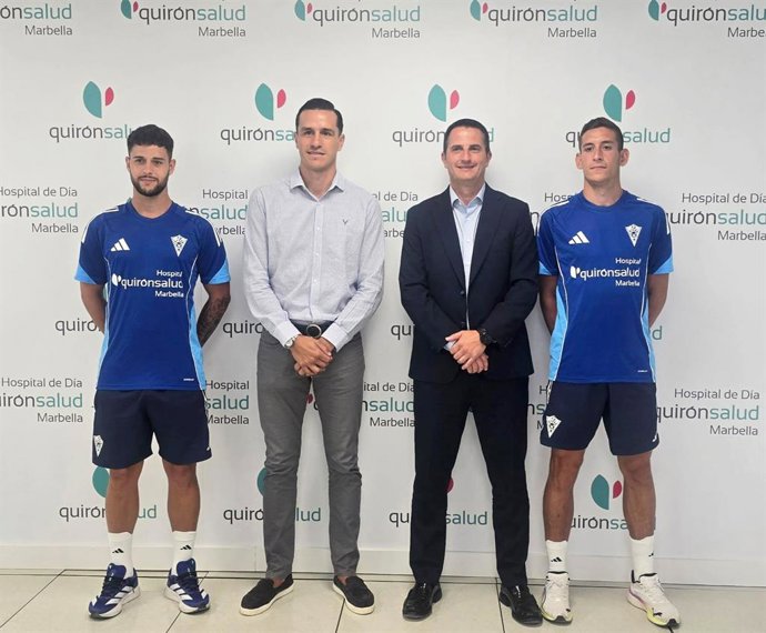 José Carlos Mellado, gerente del Hospital Quirónsalud Marbella, y  el director general del Marbella F.C., Bernardo Espinosa, en el marco de un acuerdo. 