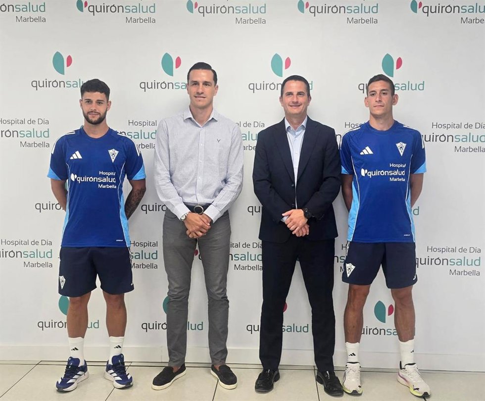 José Carlos Mellado, gerente del Hospital Quirónsalud Marbella, y el director general del Marbella F.C., Bernardo Espinosa, en el marco de un acuerdo.