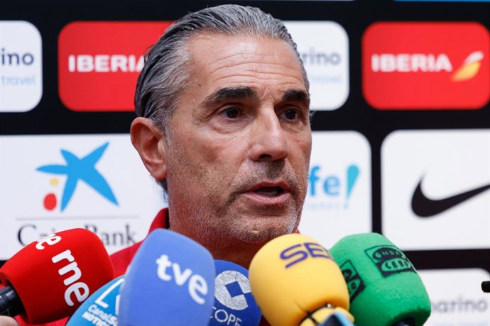 Sergio Scariolo, técnico da Espanha, participa do Dia da Mídia da Seleção Espanhola Masculina de Basquete no Centro Deportivo Municipal Triangulo de Oro em 4 de agosto de 2025 em Madri, Espanha.