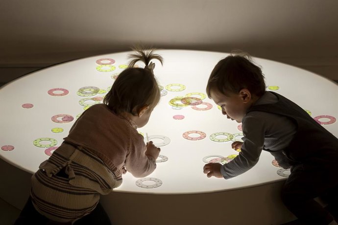 Archivo - El IVAM invita a las familias con bebés a experimentar con su fábrica de juguetes en Juguetoría