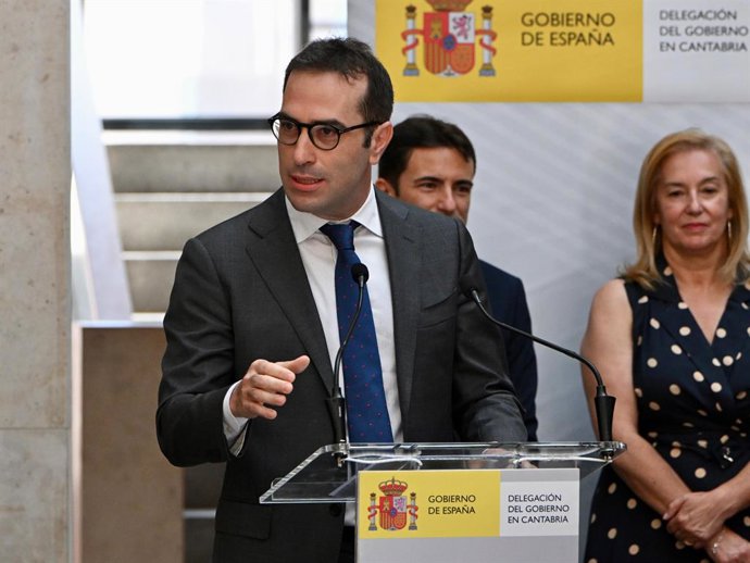 O Ministro da Economia, Carlos Cuerpo, durante a cerimônia de posse do novo Delegado do Governo em Cantabria, Pedro Casares.