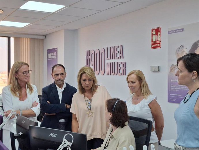 Camarero afirma que la Línea Mujer 24 horas se consolida como recurso "esencial" para las mujeres víctimas de violencia