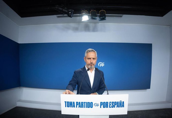 El vicesecretario de Hacienda, Vivienda e Infraestructuras, Juan Bravo, durante una rueda de prensa para tratar asuntos de actualidad, en la sede del PP, a 4 de agosto de 2025, en Madrid (España).