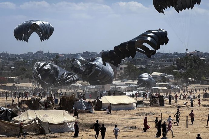 4 de agosto de 2025, Deir El-Balah, Faixa de Gaza, Território Palestino: Suprimentos de ajuda humanitária são lançados por aviões militares de carga sobre a parte oeste de Deir al-Balah, em Al-Zawayda, Gaza, em 4 de agosto de 2025. Os pacotes de ajuda for