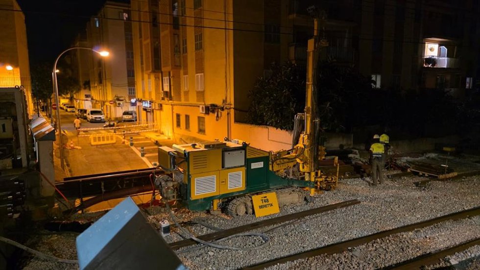 Obras en el paso elevado de la calle Greco, junto a la estación de Verge de Lluc.