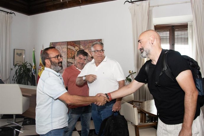 Reunión del presidente de la Diputación de Cáceres con miembros de la Asociación para el Desarrollo Integral de la Comarca de La Vera (ADICOVER)