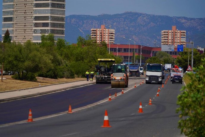 Renovación del asfalto en el Camí Vell de Bunyola.