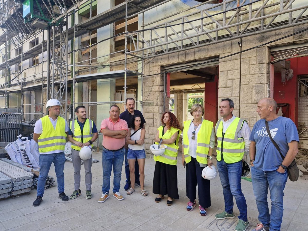 Zapico visita en Villalegre (Avilés) las obras de rehabilitación viviendas y construcción de doce pisos colaborativos