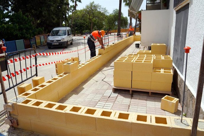 Trabajos de mejora y mantenimiento de centros escolares durante el verano en Estepona