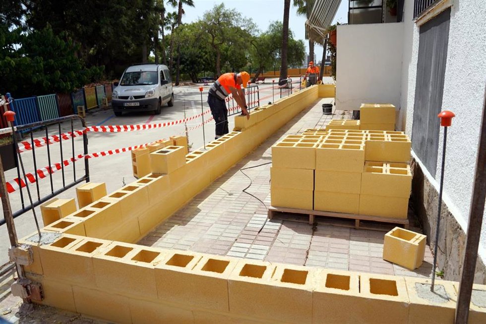Trabajos de mejora y mantenimiento de centros escolares durante el verano en Estepona