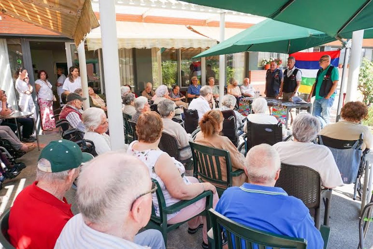 La organización del Descenso Internacional del Sella visita la Residencia de Mayores de Parres