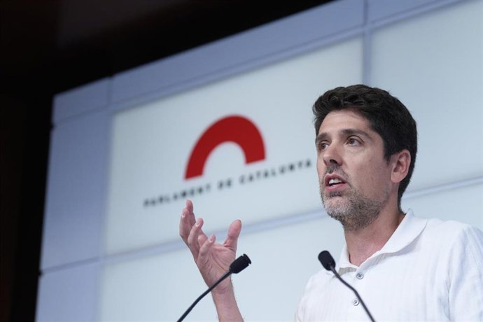 El portavoz de Comuns en el Parlament de Catalunya, David Cid, durante una rueda de prensa, en el Parlament de Catalunya, a 22 de julio de 2025, en Barcelona, Catalunya (España).