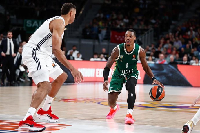 Archivo - Lonnie Walker IV ante Walter Tavares durante el Real Madrid-Zalgiris de la Euroliga 24-25