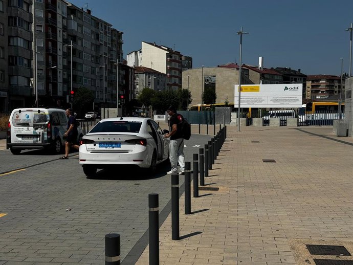 Viajero esperando para coger un taxi en la estación de tren de Ourense