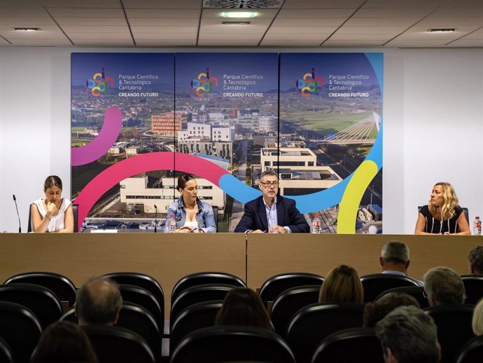 El consejero de Turismo, Luis Martínez Abad, se reúne con alcaldes, concejales y técnicos de los ayuntamientos para abordar el decreto de viviendas turísticas