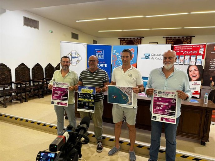 El vicepresidente segundo de la Diputación de Cádiz, Javier Vidal, el alcalde de La Línea, Juan Franco, el delegado de la Fundación Vicente Ferrer, Rafael Carmona, y Antonio Méndez, del Club Marítimo Linense, presentan el Tragamillas