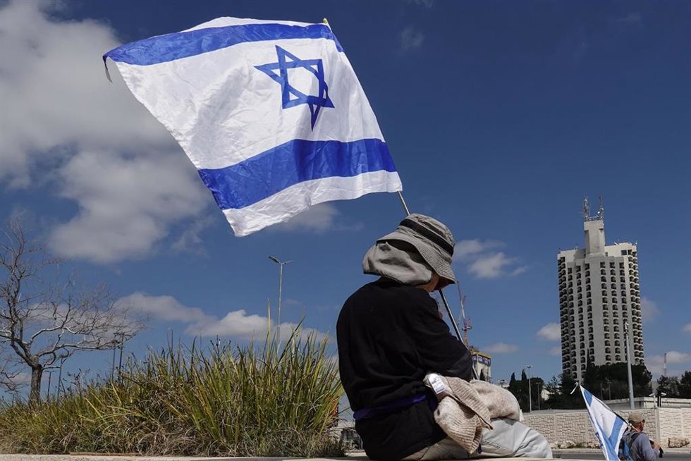Archivo - Imagen de archivo de una protesta frente a la residencia del primer ministro israelí, Benjamin Netanyahu, contra la destitución de la fiscal general, Gali Baharav Miara