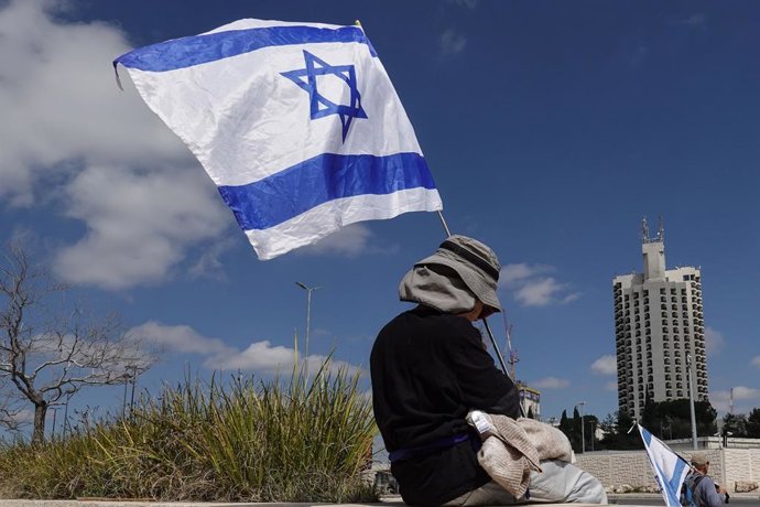 Archivo - Arquivo - 23 de março de 2025, Jerusalém, Israel: Organizações de todo o país protestam na residência do primeiro-ministro e marcham até o gabinete do primeiro-ministro em Jerusalém contra a demissão do chefe do Shin Bet, Ronen Bar, por Benjamin