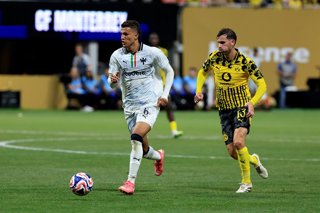Archivo - ATLANTA, GA - JULY 01: Nelson Deossa #6 of Monterrey advances the football past Pascal GroÃ #13 of Borussia Dortmund during the FIFA World Cup Round of 16 match between CF Monterrey and Borussia Dortmund on Tuesday July 1, 2025 at the Mercedes-