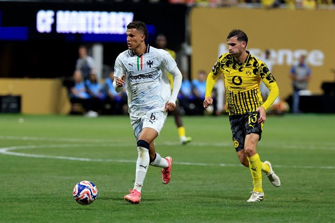Archivo - ATLANTA, GA - JULY 01: Nelson Deossa #6 of Monterrey advances the football past Pascal GroÃ #13 of Borussia Dortmund during the FIFA World Cup Round of 16 match between CF Monterrey and Borussia Dortmund on Tuesday July 1, 2025 at the Mercedes-