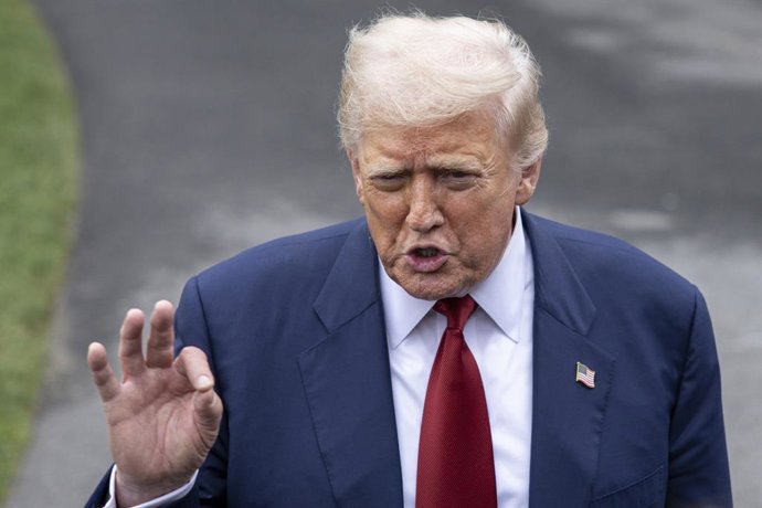 01 August 2025, US, Washington: US President Donald Trump speaks to reporters on the South Lawn of the White House, before departing for Bedminster. Photo: Mehmet Eser/ZUMA Press Wire/dpa