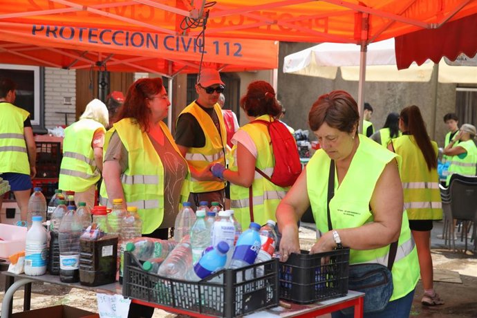 Voluntarios reparten agua y comida, a 31 de julio de 2025, en Cuevas del Valle, Ávila, Castilla y León (España). 