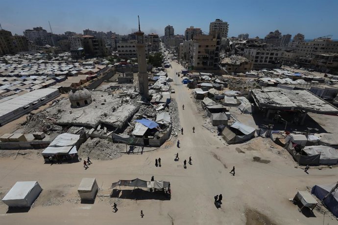 4 de agosto de 2025, Cidade de Gaza, Faixa de Gaza, Território Palestino: As famílias palestinas que não conseguem encontrar um lugar para ficar na Cidade de Gaza são vistas lutando para sobreviver em condições difíceis As famílias palestinas que não cons