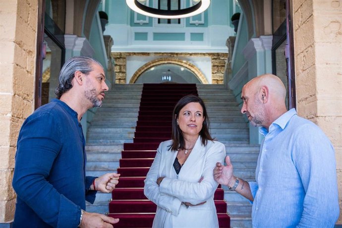 La alcaldesa de San Fernando (Cádiz), Patricia Cavada, en una reunión institucional con la dirección del nuevo club de la ciudad, el CD San Fernando 1940, liderado por Ramón Rodríguez 'Monchi' y René Ramos.