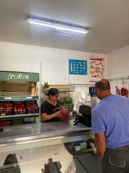 Jeny, nueva persona al frente de la última tienda de Tremor de Arriba (León).