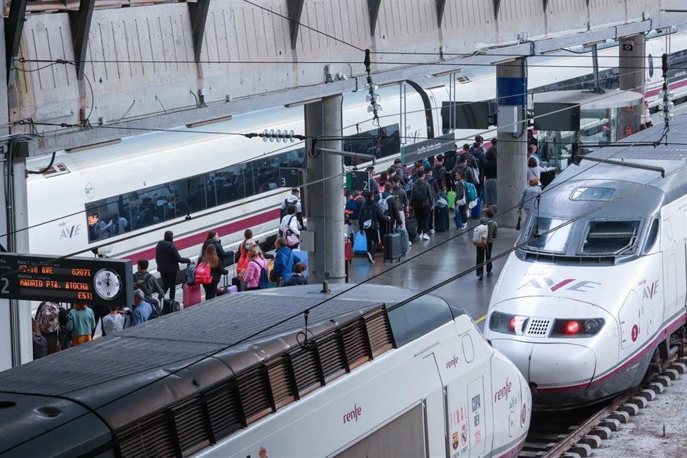 Archivo - Viajeros en la estación de Santa Justa