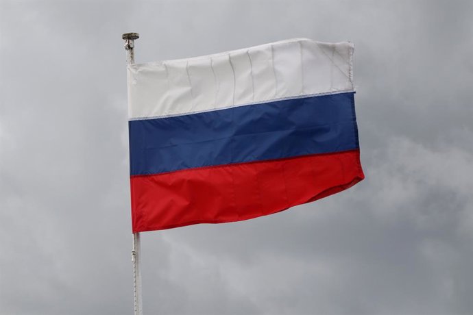 Archivo - June 11, 2025, Veliky Novgorod, Russia: The flag of Russia flutters in the wind at the Russian Federation, the city of Veliky Novgorod on a motor ship.