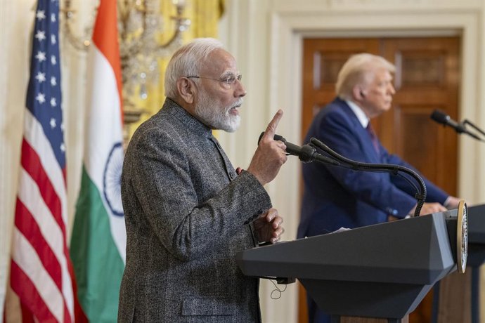 Archivo - 13 de fevereiro de 2025, Washington, Dc, Estados Unidos: O primeiro-ministro indiano Narendra Modi, à esquerda, responde a uma pergunta enquanto o presidente dos EUA, Donald Trump, à direita, observa durante uma coletiva de imprensa conjunta na 