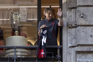04 August 2025, Italy, Milan: New AC Milan player Luka Modric poses with his jersey at the store in Via Dante, during his presentation event. Photo: Marco Ottico/LaPresse via ZUMA Press/dpa