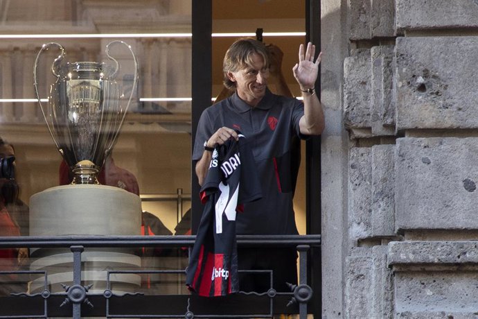04 August 2025, Italy, Milan: New AC Milan player Luka Modric poses with his jersey at the store in Via Dante, during his presentation event. Photo: Marco Ottico/LaPresse via ZUMA Press/dpa