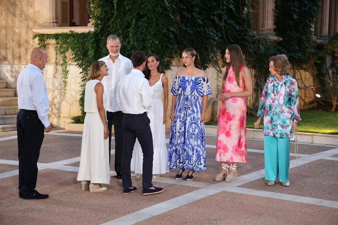 Los Reyes Don Felipe y Doña Letizia, la Princesa Leonor, la Infanta Sofía y la Reina Doña Sofía durante la recepción a la sociedad balear en el Palacio de Marivent, a 4 de agosto de 2025, en Palma de Mallorca (Islas Baleares, España)