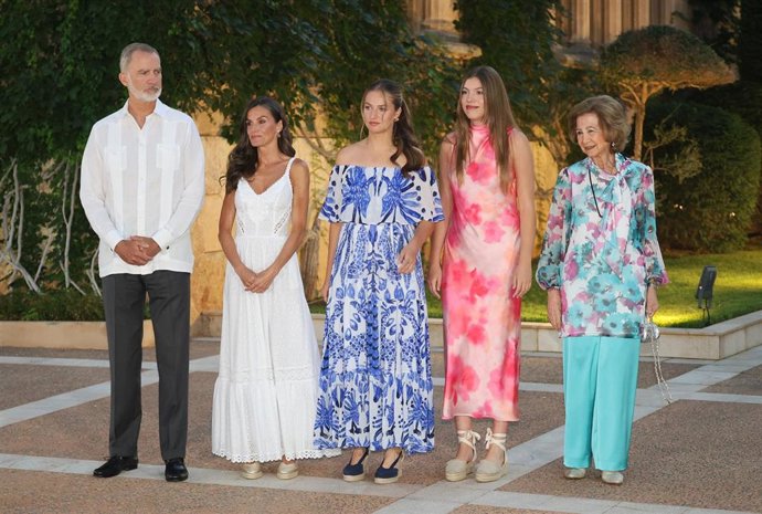 Los Reyes Don Felipe y Doña Letizia, la Princesa Leonor, la Infanta Sofía y la Reina Doña Sofía durante la recepción a la sociedad balear en el Palacio de Marivent, a 4 de agosto de 2025, en Palma de Mallorca (Islas Baleares, España)
