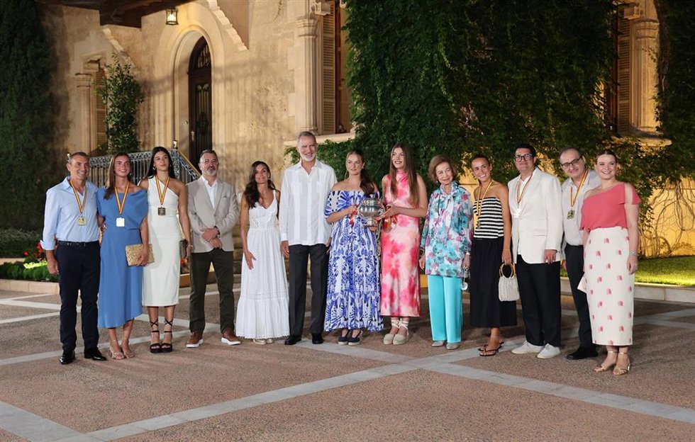 Los Reyes Don Felipe y Doña Letizia, la Princesa Leonor, la Infanta Sofía y la Reina Doña Sofía junto al equipo de voley ganador de la Copa de la Reina durante la recepción a la sociedad balear en el Palacio de Marivent.