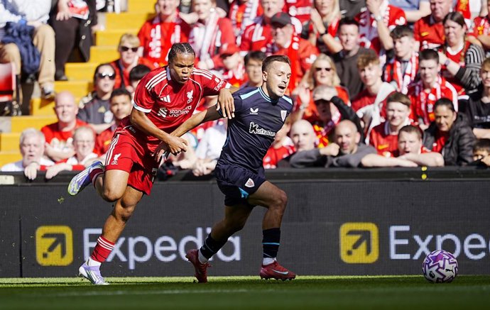 04 de agosto de 2025, Reino Unido, Liverpool: Rio Ngumoha (esq.), do Liverpool, e Andoni Gorosabel, do Athletic Bilbao, disputam a bola durante o amistoso de pré-temporada entre Liverpool e Athletic Bilbao em Anfield. Foto: Peter Byrne/PA Wire/dpa