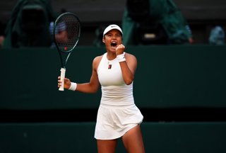 Archivo - 02 July 2025, United Kingdom, London: British tennis player Emma Raducanu reacts after defeating The Czech Republic's Marketa Vondrousova during their women's singles second round tennis match on day three of the 2025 Wimbledon Championships at 
