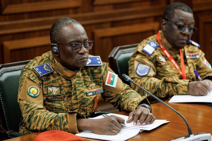 Archivo - El ministro de Defensa de Burkina Faso, Célestin Simporé, asiste a una reunión con el ministro de Defensa de Rusia, Andréi Belousov (fuera de plano)