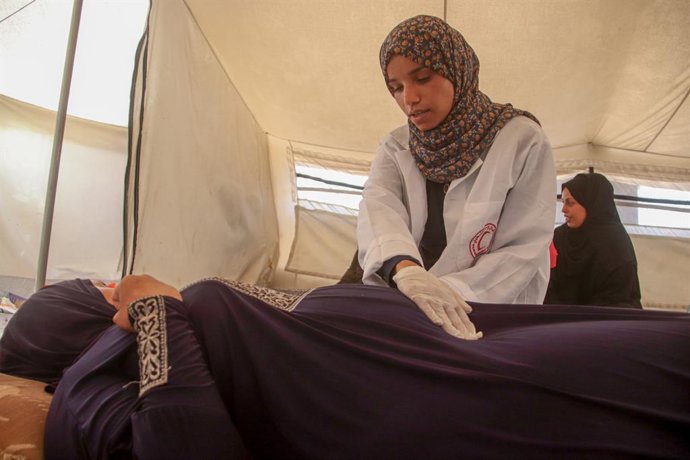Archivo - August 19, 2024, Gaza, Palestine: (INT) Jenin Abu Zarqa Providing Medical Help to Pregnant Women in Gaza. August 19, 2024, Gaza, Palestine: A 22 years old Palestinian nurse; Jenin Abu Zarqa, who graduated from the nursing school in 2023, opens a