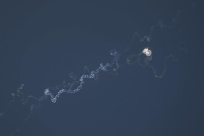 Archivo - Rastros de misiles y humo después de que el Ejército israelí interceptó misiles disparados desde Yemen