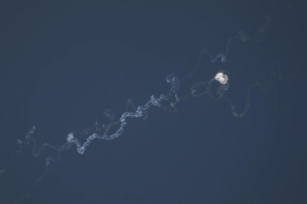 Archivo - Rastros de misiles y humo después de que el Ejército israelí interceptó misiles disparados desde Yemen