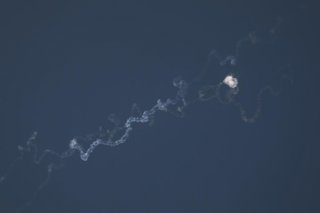 Archivo - HEBRON, June 11, 2025  -- Missile traces and smoke are seen after Israeli army likely intercepted missiles fired from Yemen, in Hebron, southern West Bank, on June 10, 2025.