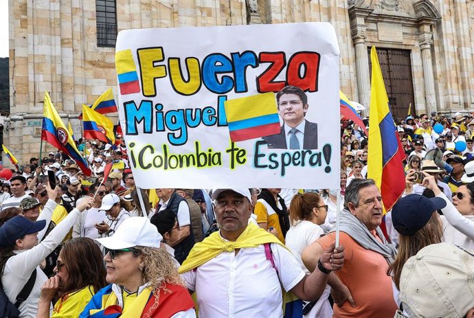 Archivo - Manifestación en Bogotá en apoyo al senador y precandidato presidencial colombiano Miguel Uribe Turbay, tiroteado el pasado 7 de junio en un acto de campaña