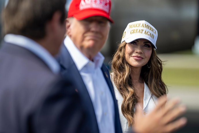 Archivo - Arquivo - 1º de julho de 2025, Ochopee, Flórida, EUA: A secretária de Segurança Interna, Kristi Noem, observa enquanto o presidente dos EUA, DONALD TRUMP, 79 anos, cumprimenta o governador da Flórida, Ron DeSantis (à direita), no Aeroporto de Tr