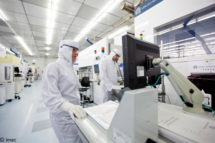 Una vista de la sala limpia de imec en Lovaina, Bélgica