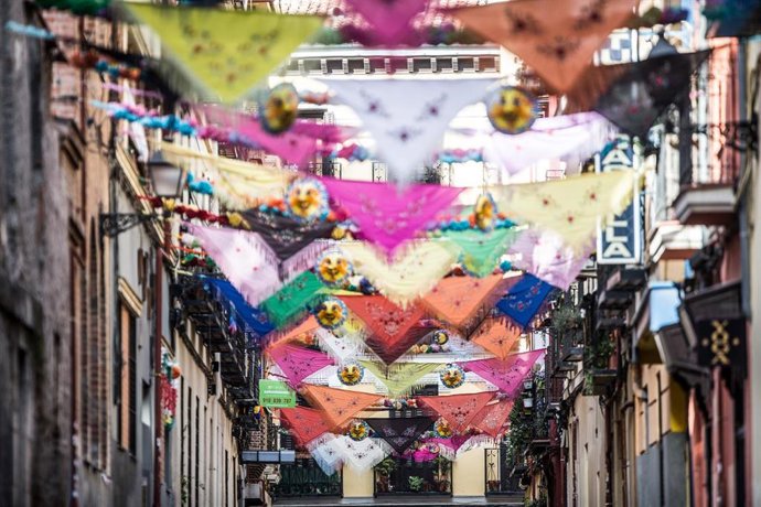 Archivo - Mantones decorando la calle en la celebración de San Cayetano en el barrio de Lavapiés, en Madrid (España) a 8 de agosto de 2020.