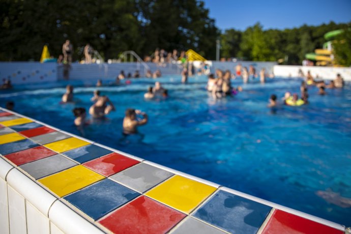 Archivo - PISCINA, PARQUE ACUATICO